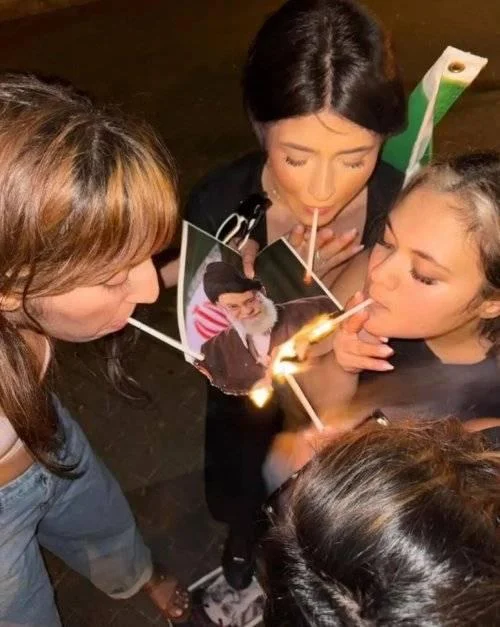 이란 지도자 사진을 불태워 담배를 피운 여성의 영상 / 사진=SNS [사진1]