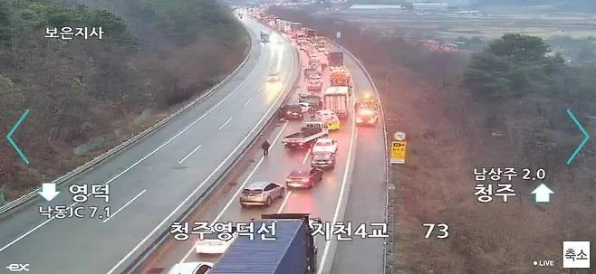 10일 오전 서산영덕고속도로 추돌 사고 현장, 운전자 등 4명 숨져 / 사진:한국도로공사 CCTV [사진1]