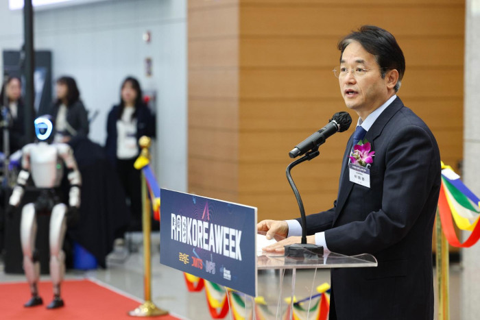 대한민국 첨단기술대전에서 행사를 체크하는 이동환 고양시장 / 사진=고양시청 