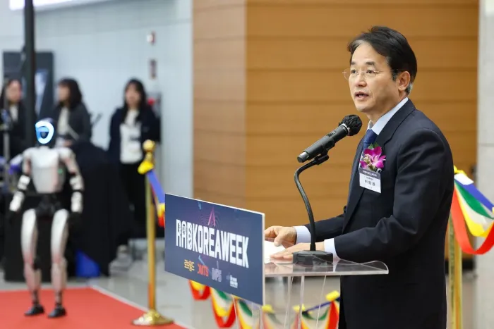 대한민국 첨단기술대전에서 행사를 체크하는 이동환 고양시장 / 사진=고양시청 