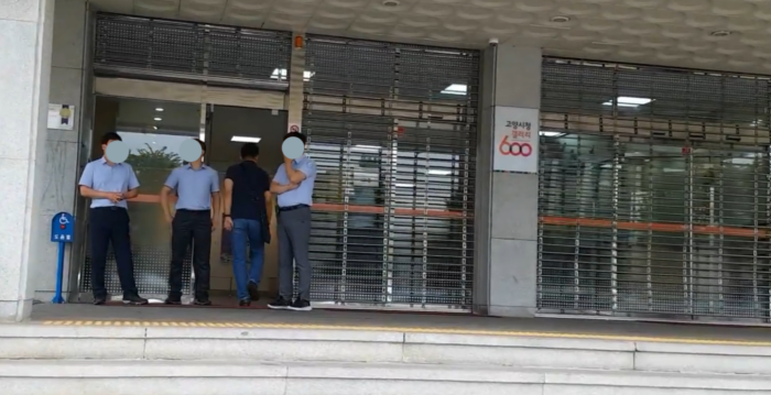 이재전 전 시장 시절 고양시청 현관을 셔터로 막은 장면 / 사진=개인SNS 