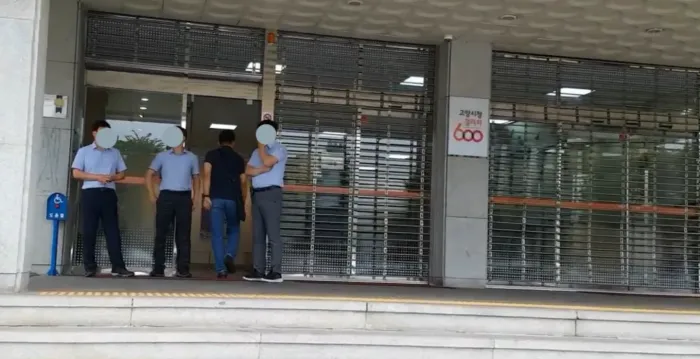 이재전 전 시장 시절 고양시청 현관을 셔터로 막은 장면 / 사진=개인SNS 