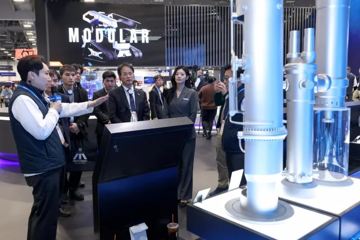 CES2026 현장을 둘러보고 전시관련 점검을 하는 이동환 고양시장 / 사진=고양시청 