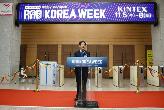 대한민국 첨단기술대전에서 행사를 체크하는 이동환 고양시장 / 사진=고양시청 