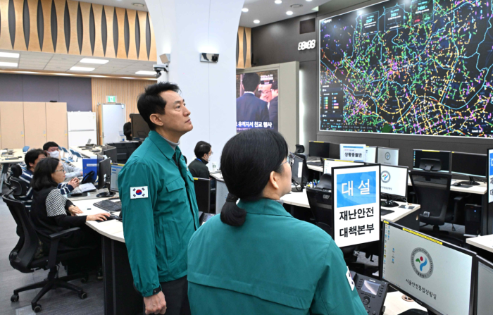 오세훈 서울시장이 14일(수) 아침 교통정보센터 토피스를 방문해 실시간 교통상황을 확인하고 있다./제공=서울시 