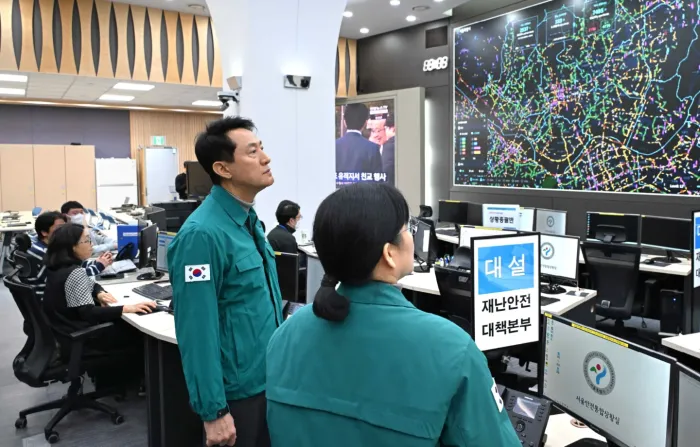 오세훈 서울시장이 14일(수) 아침 교통정보센터 토피스를 방문해 실시간 교통상황을 확인하고 있다./제공=서울시 