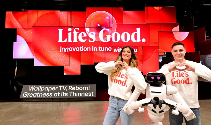 홈 로봇 ‘LG 클로이드’와 모델들이 초대형 오브제 앞에서 다양한 포즈를 취하고 있다. / 출처=LG뉴스룸 [사진2]