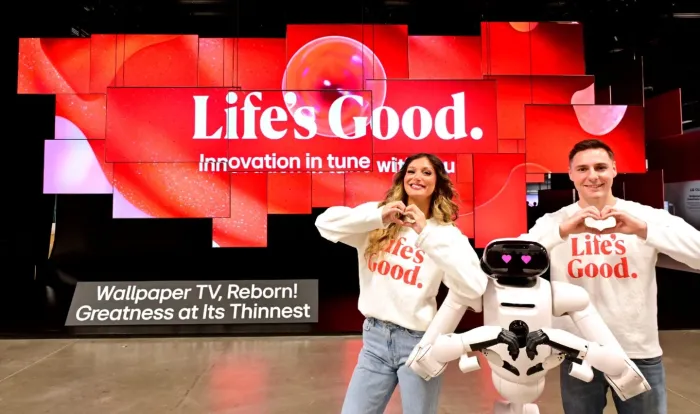 홈 로봇 ‘LG 클로이드’와 모델들이 초대형 오브제 앞에서 다양한 포즈를 취하고 있다. / 출처=LG뉴스룸 [사진2]