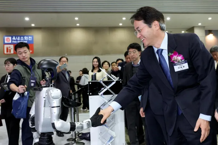 대한민국 첨단기술대전에서 행사를 체크하는 이동환 고양시장 / 사진=고양시청 