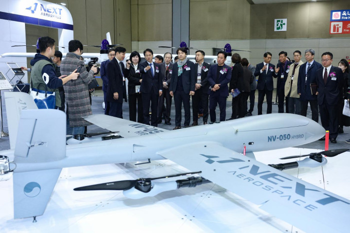 대한민국 첨단기술대전에서 행사를 체크하는 이동환 고양시장 / 사진=고양시청 