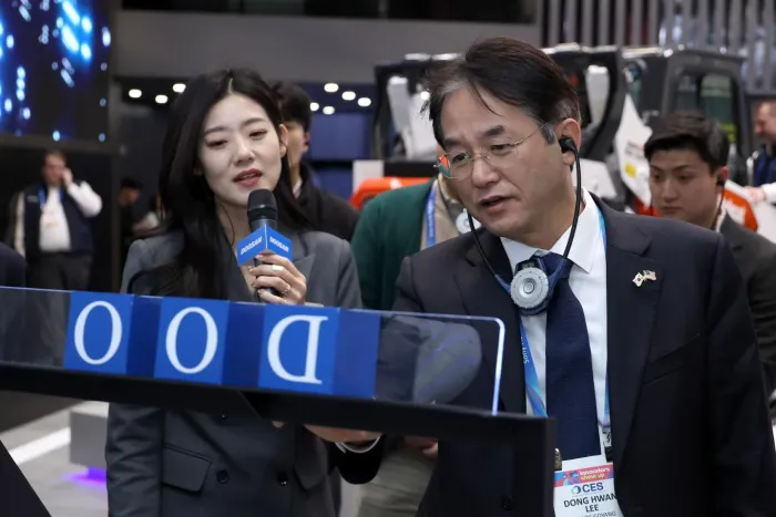 CES2026 현장을 둘러보고 전시관련 점검을 하는 이동환 고양시장 / 사진=고양시청 