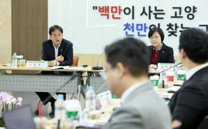 시청 공무원 면담으로 시정을 챙기는 이동환시정 / 출처 : 고양시청 