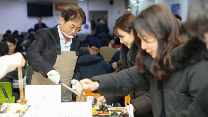 2026년 새해맞이 떡국행사에서 봉사하는 이동환시장  사진출처: 고양시청 