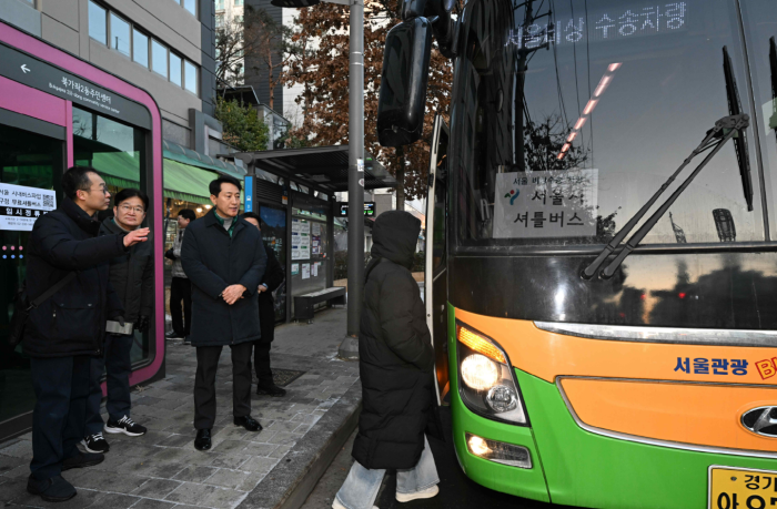 오세훈 서울시장이 서울시내버스 파업 이틀째인 14일(수) 아침 주요 거점과 지하철역을 연결하는 무료 셔틀버스 수송 현황을 점검하고 있다./출처=서울시 [사진9]