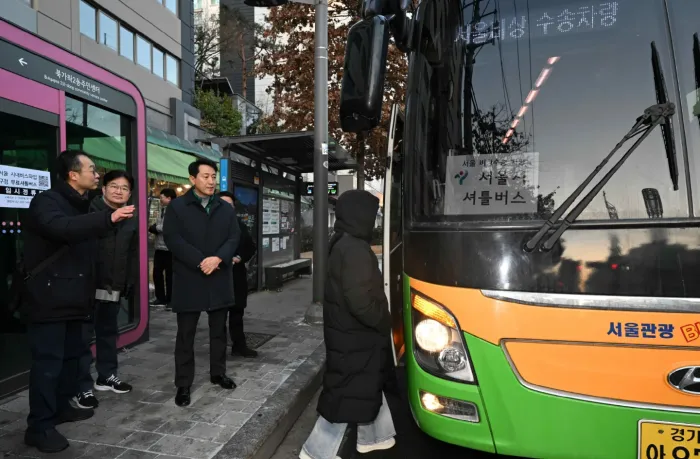 오세훈 서울시장이 서울시내버스 파업 이틀째인 14일(수) 아침 주요 거점과 지하철역을 연결하는 무료 셔틀버스 수송 현황을 점검하고 있다./출처=서울시 [사진9]