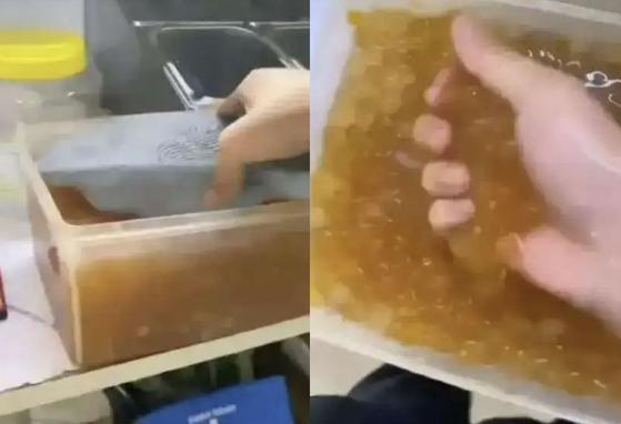 직원이 신고 있던 슬리퍼를 음료 토핑 통에 넣고, 맨손으로 타피오카 펄을 주무른 영상 ／ 사진 바이두 캡처 [사진1]